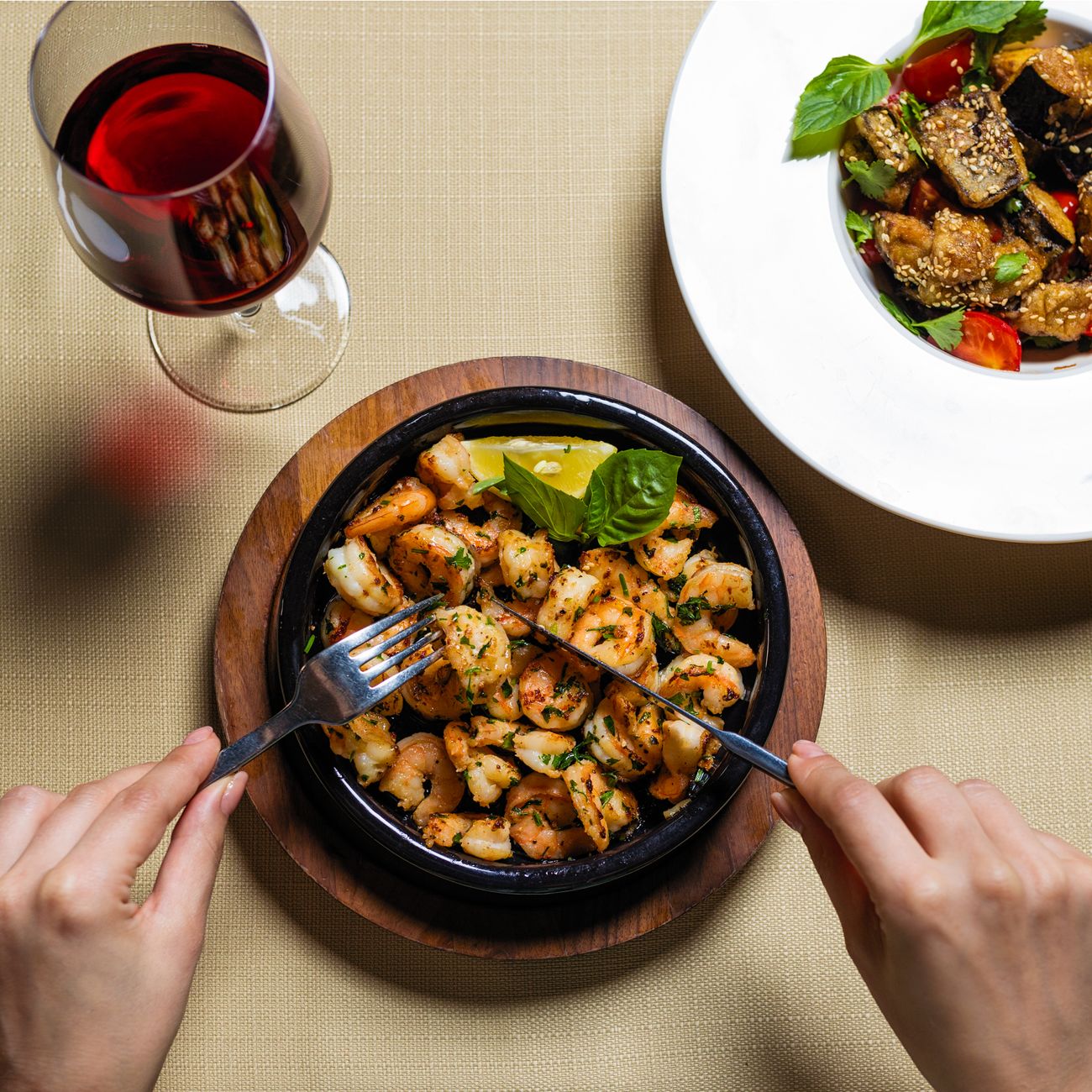 Why Japanese People Hold Their Rice Bowl While Eating: The Cultural Meaning Behind the Gesture
