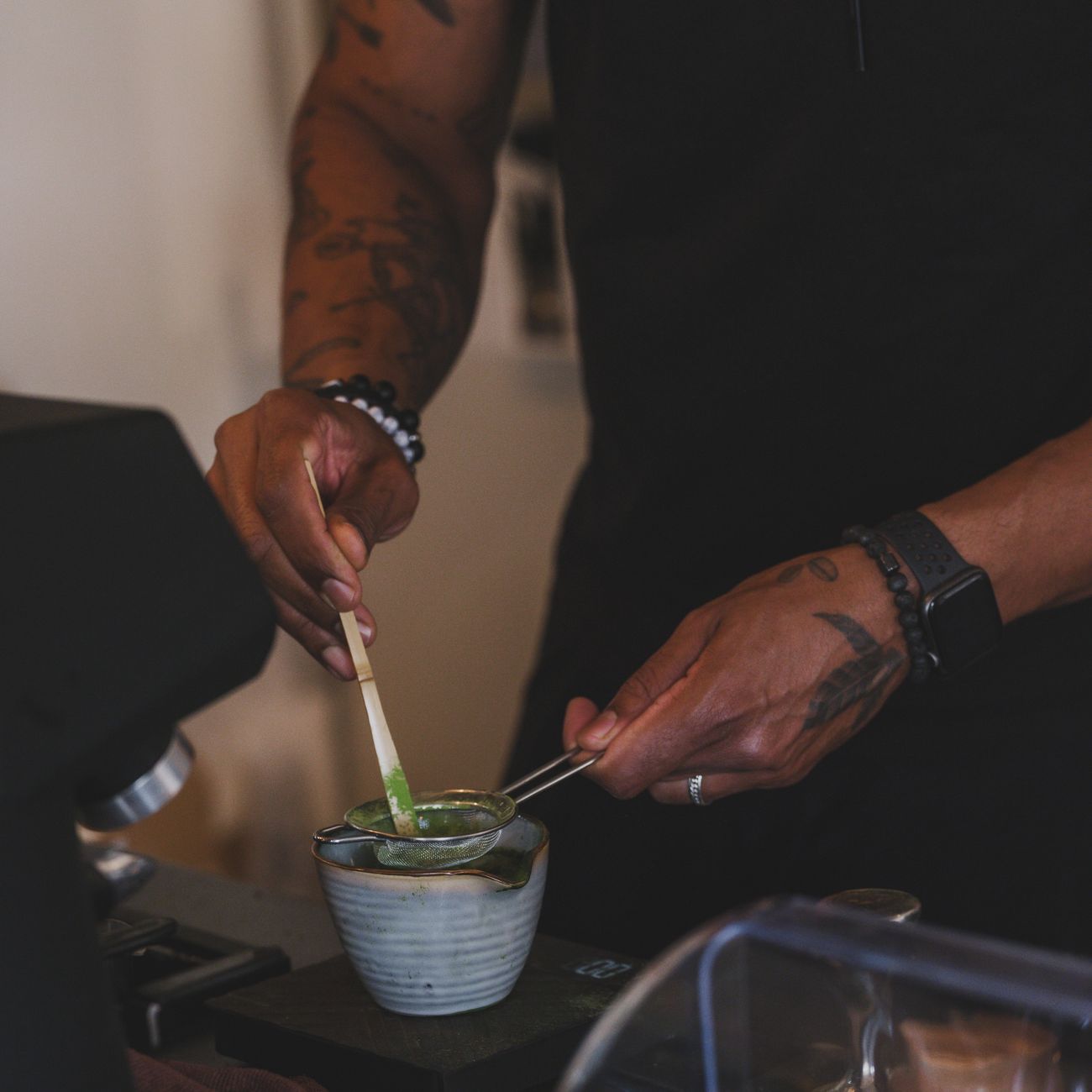 Why the Tea Bowl Is Turned Before Drinking: The Meaning Behind This Tea Ceremony Gesture