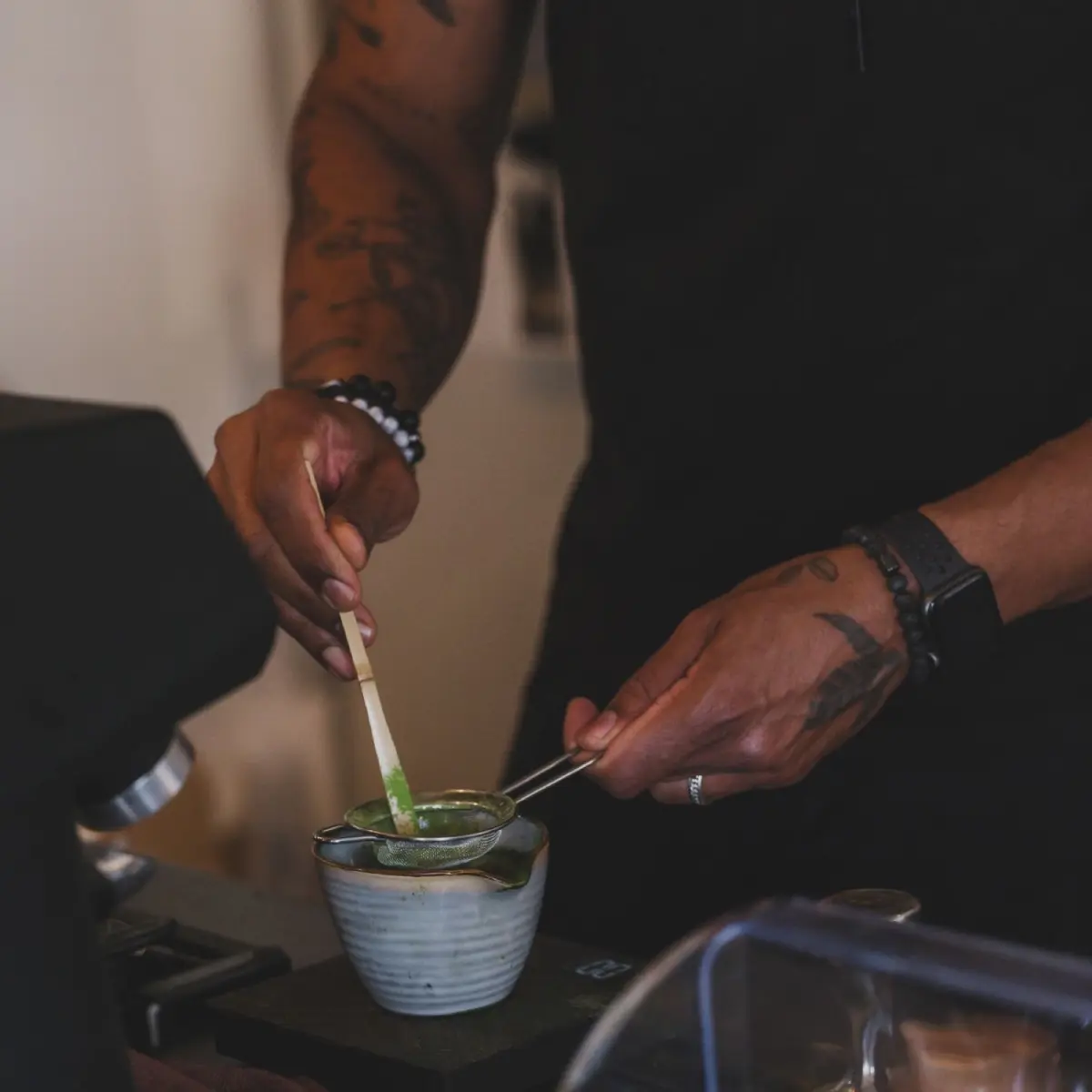 Why the Tea Bowl Is Turned Before Drinking: The Meaning Behind This Tea Ceremony Gesture