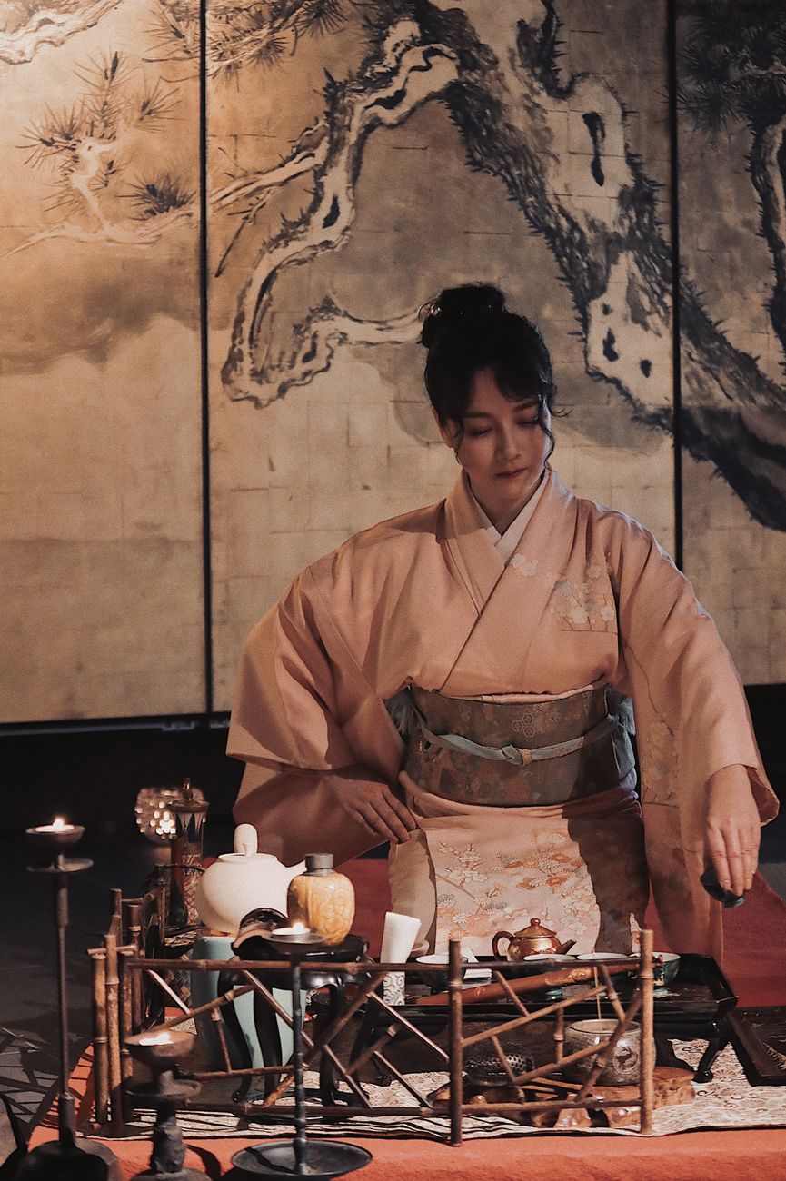 Sunlight filters through shoji screens onto a quiet tatami room where a single tea bowl rests in stillness.